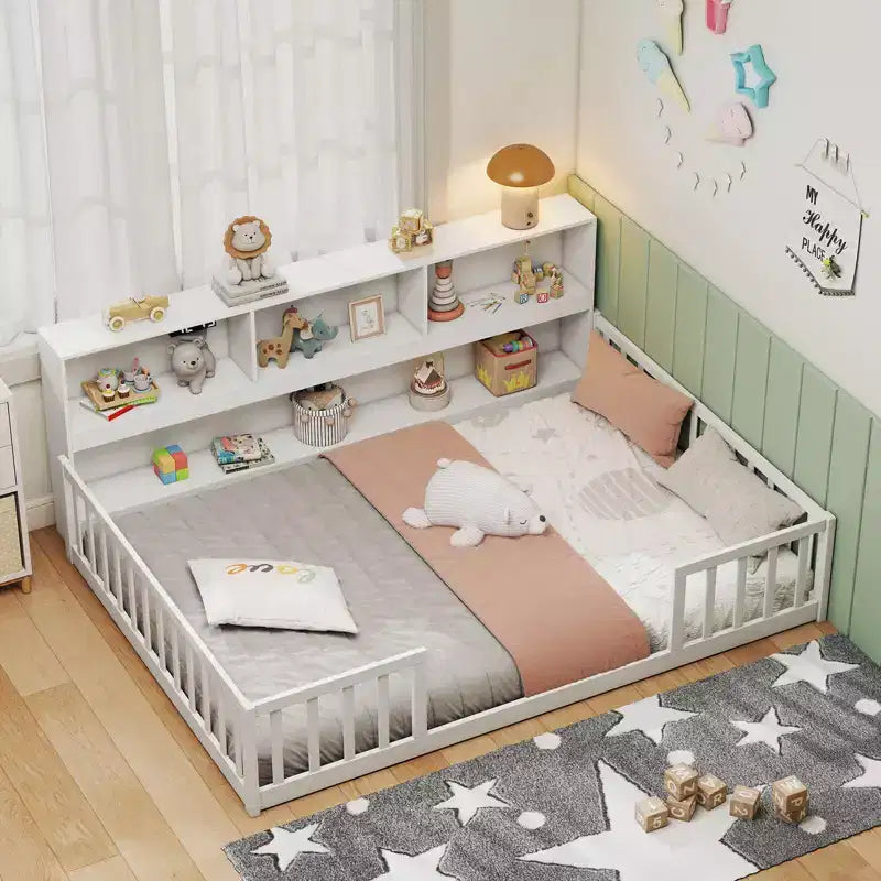 Montessori-Bodenbett in Twin-/Full-Größe mit Bücherregal, Stauraumfächern und Sicherheitsgittern, Weiß/Grau