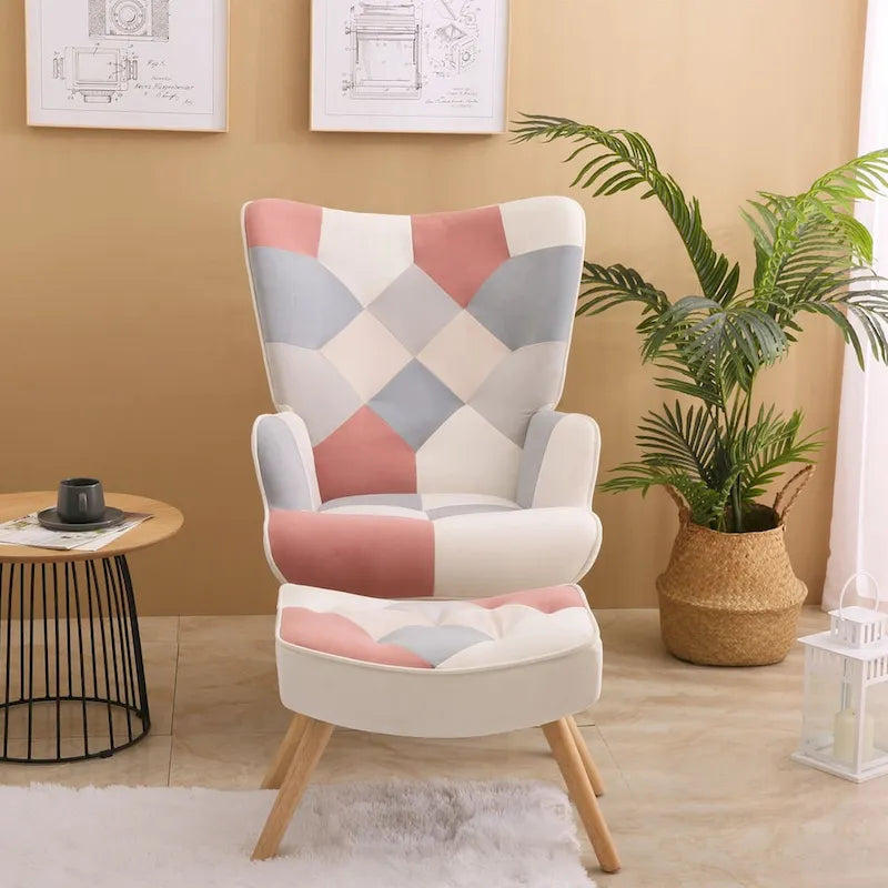 Akzentstuhl mit Hocker, Sitzgruppe aus Wohnzimmersessel und Hocker, bequemer Sessel mit Armlehnen für das Schlafzimmer, kreative Stoffoberfläche mit Patchwork-Design