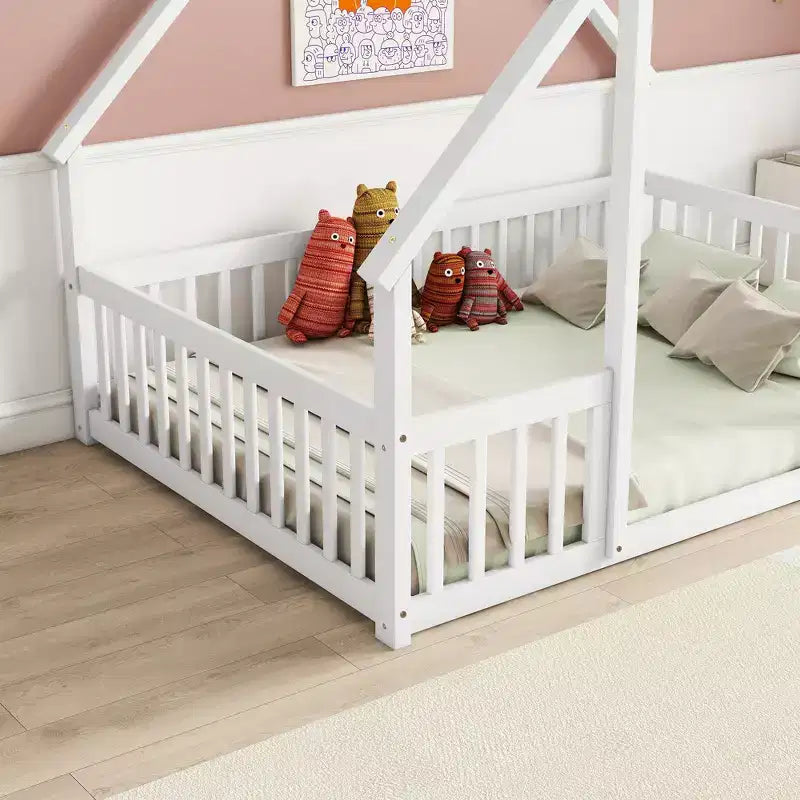 Letto a pavimento a forma di casa con recinzione e sponde – Letto per bambini in legno massello, Bianco
