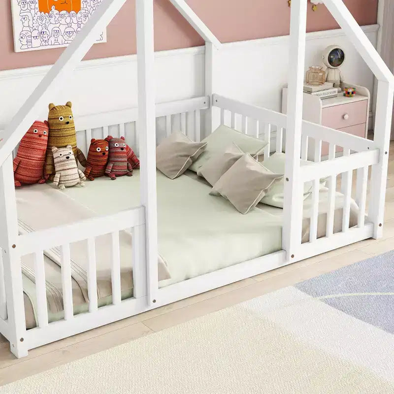 Letto a pavimento a forma di casa con recinzione e sponde – Letto per bambini in legno massello, Bianco