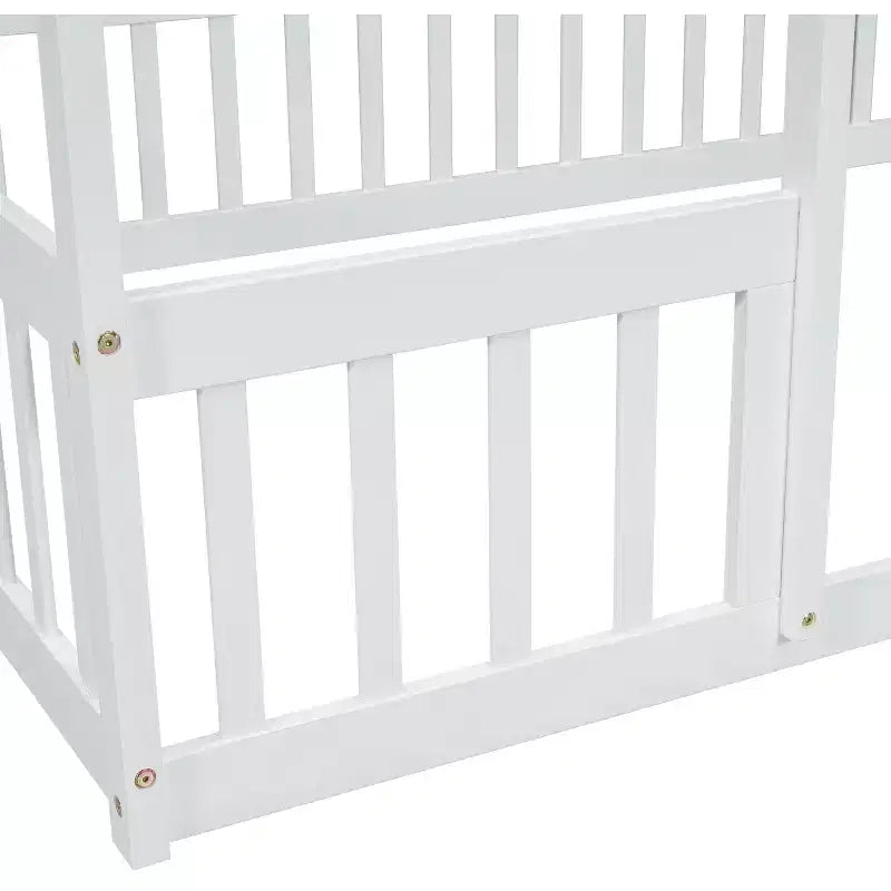 Letto a pavimento a forma di casa con recinzione e sponde – Letto per bambini in legno massello, Bianco