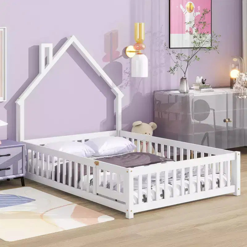 Letto a pavimento a forma di casetta con recinzione e sponde – Letto per bambini in legno massello di pino, bianco
