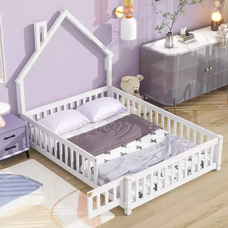 Letto a pavimento a forma di casetta con recinzione e sponde – Letto per bambini in legno massello di pino, bianco