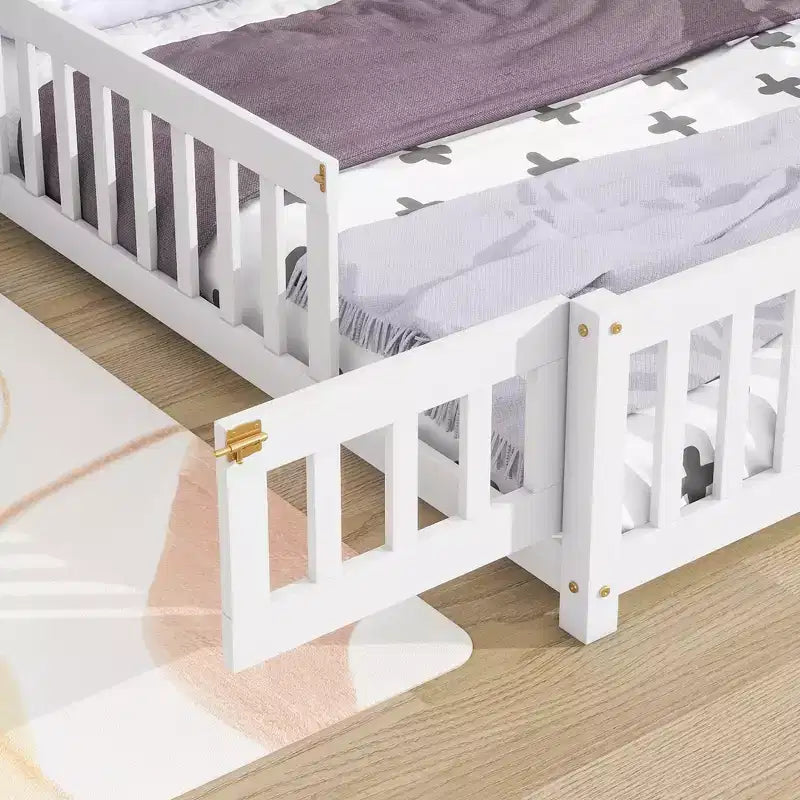 Letto a pavimento a forma di casetta con recinzione e sponde – Letto per bambini in legno massello di pino, bianco