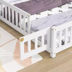 Letto a pavimento a forma di casetta con recinzione e sponde – Letto per bambini in legno massello di pino, bianco