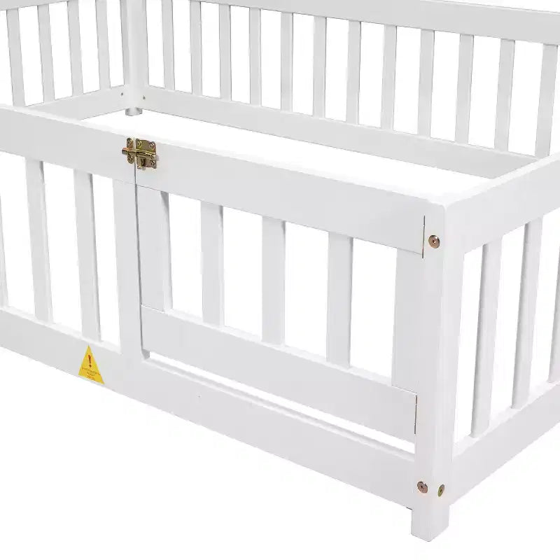 Letto a pavimento a forma di casetta con recinzione e sponde – Letto per bambini in legno massello di pino, bianco