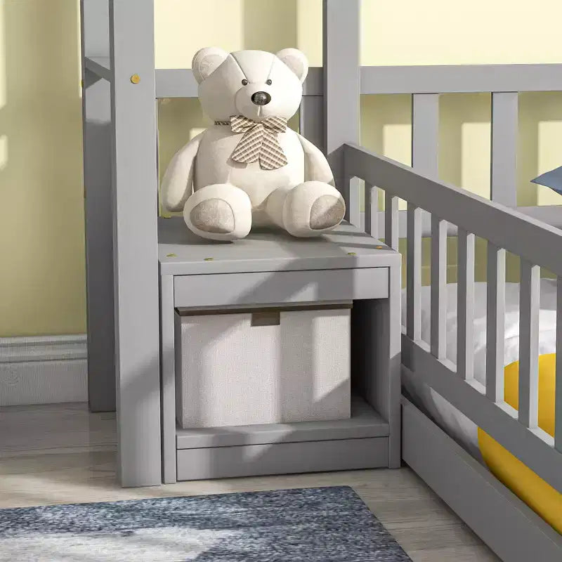 Letto a pavimento con sponde a forma di casetta bifamiliare – Letto per bambini in legno massello, grigio
