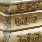 Comodino Royal Hampton sagomato a bombé con 3 cassetti intagliati, oro