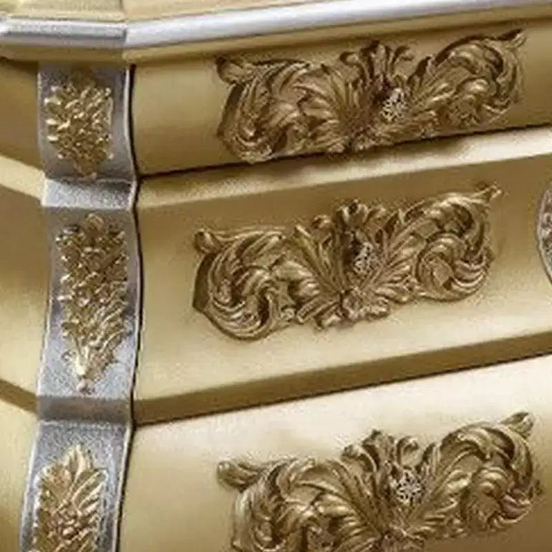 Comodino Royal Hampton sagomato a bombé con 3 cassetti intagliati, oro