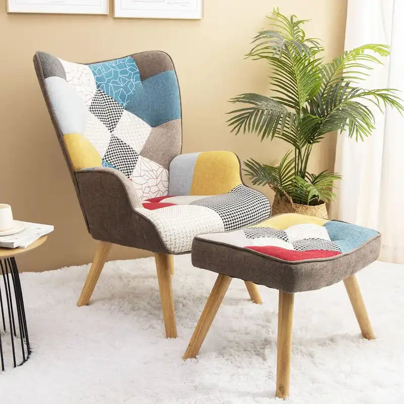 Akzentstuhl mit Hocker, Sitzgruppe aus Wohnzimmersessel und Hocker, bequemer Sessel mit Armlehnen für das Schlafzimmer, kreative Stoffoberfläche mit Patchwork-Design
