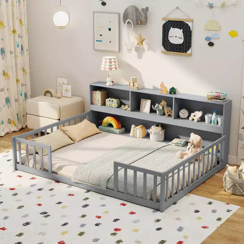 Montessori-Bodenbett in Twin-/Full-Größe mit Bücherregal, Stauraumfächern und Sicherheitsgittern, Weiß/Grau