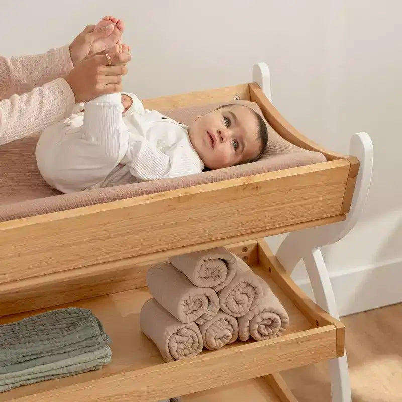 Comfy Cubs commode voor baby's - stevige houten constructie, tijdloze uitstraling met twee open planken voor babybenodigdheden