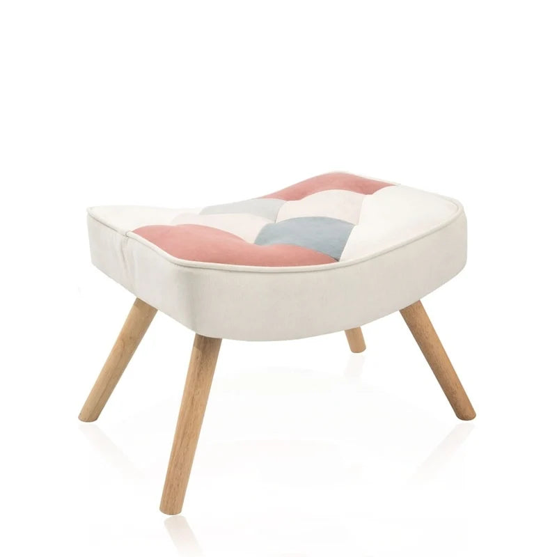 Akzentstuhl mit Hocker, Sitzgruppe aus Wohnzimmersessel und Hocker, bequemer Sessel mit Armlehnen für das Schlafzimmer, kreative Stoffoberfläche mit Patchwork-Design
