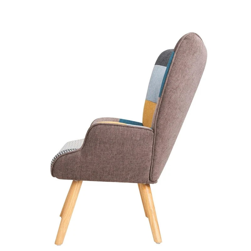 Akzentstuhl mit Hocker, Sitzgruppe aus Wohnzimmersessel und Hocker, bequemer Sessel mit Armlehnen für das Schlafzimmer, kreative Stoffoberfläche mit Patchwork-Design