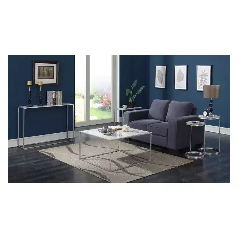 Tavolino rotondo con finitura finto marmo Gold Coast – Struttura in metallo argentato, altezza 62,2 cm