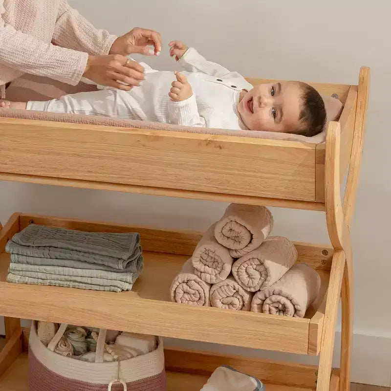Comfy Cubs commode voor baby's - stevige houten constructie, tijdloze uitstraling met twee open planken voor babybenodigdheden