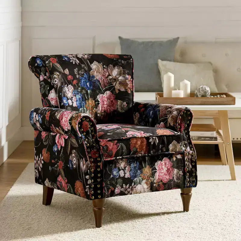 Poltrona tradizionale Araceli in legno, rivestita con motivo floreale, con schienale alto e bordatura a borchie| ART OF LIVING DESIGNS