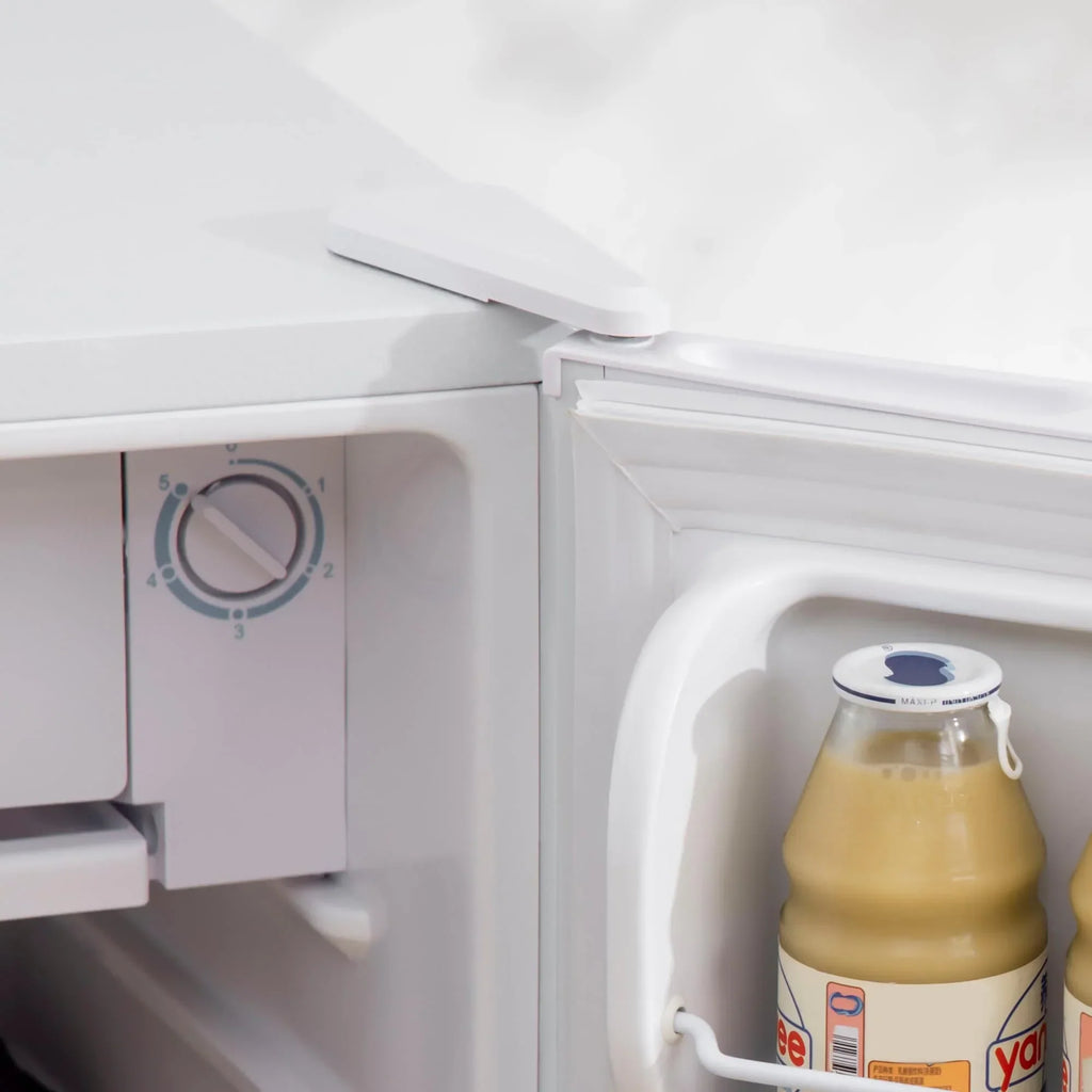 Mini-koelkast van 3,2 kubieke voet met vriezer, compacte koelkast met één deur en instelbare thermostaat voor de slaapkamer