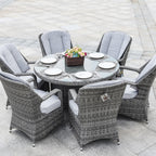 Set da pranzo rotondo da esterno in rattan intrecciato da 7 pezzi con cuscini di Moda Furnishings