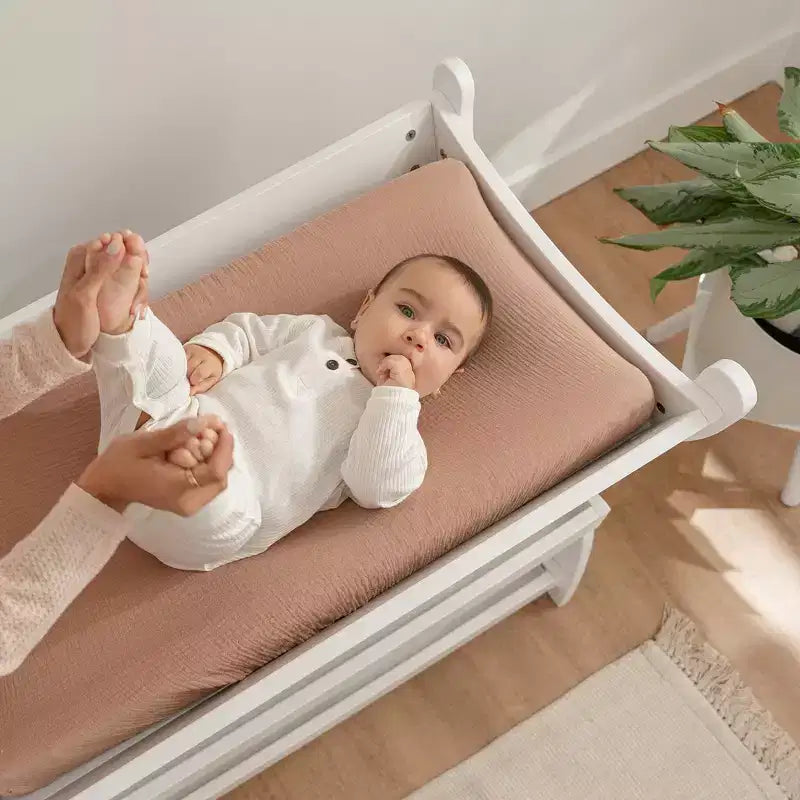 Comfy Cubs commode voor baby's - stevige houten constructie, tijdloze uitstraling met twee open planken voor babybenodigdheden