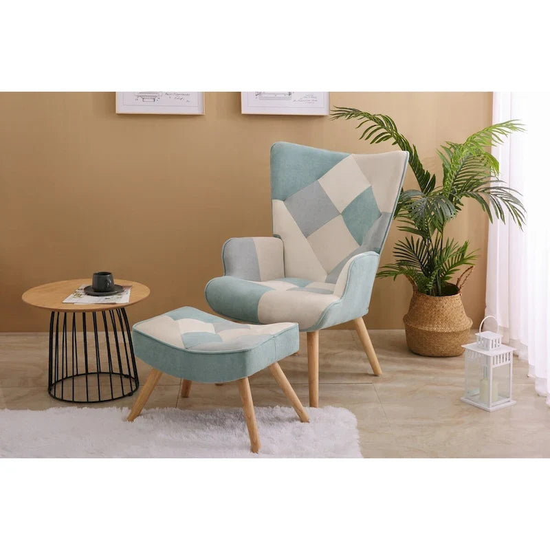Akzentstuhl mit Hocker, Sitzgruppe aus Wohnzimmersessel und Hocker, bequemer Sessel mit Armlehnen für das Schlafzimmer, kreative Stoffoberfläche mit Patchwork-Design