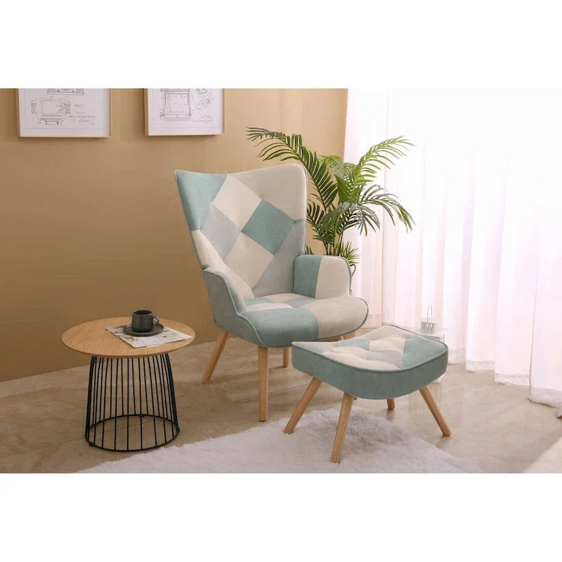 Akzentstuhl mit Hocker, Sitzgruppe aus Wohnzimmersessel und Hocker, bequemer Sessel mit Armlehnen für das Schlafzimmer, kreative Stoffoberfläche mit Patchwork-Design