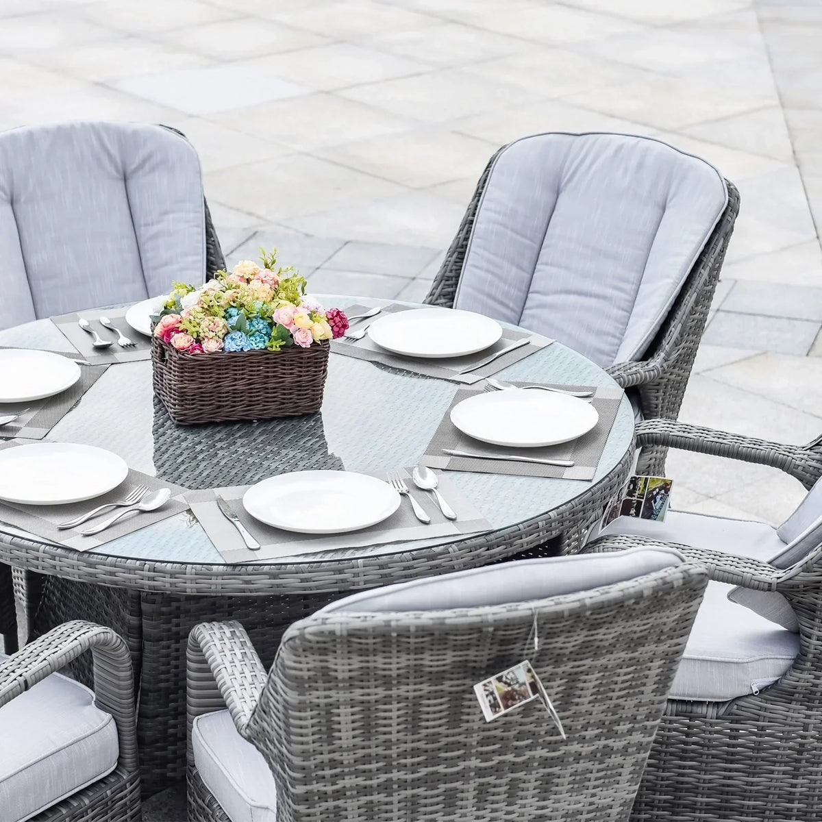 Set da pranzo rotondo da esterno in rattan intrecciato da 7 pezzi con cuscini di Moda Furnishings