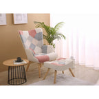 Akzentstuhl mit Hocker, Sitzgruppe aus Wohnzimmersessel und Hocker, bequemer Sessel mit Armlehnen für das Schlafzimmer, kreative Stoffoberfläche mit Patchwork-Design