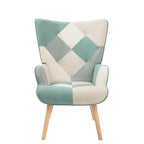 Akzentstuhl mit Hocker, Sitzgruppe aus Wohnzimmersessel und Hocker, bequemer Sessel mit Armlehnen für das Schlafzimmer, kreative Stoffoberfläche mit Patchwork-Design