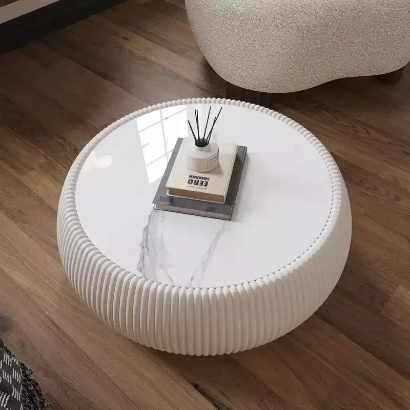 Tavolino da salotto moderno Okak a forma di tamburo rotondo con piano in marmo e lato in pelle, tavolino centrale alla moda per soggiorno e camera da letto