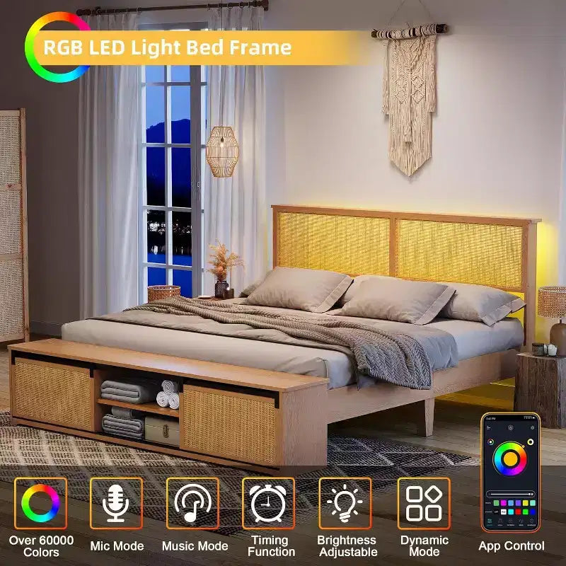 Struttura letto boho rustica in rattan naturale, contenitore con porta scorrevole in stile fienile e testiera con luce LED, gambe di supporto in legno massello.