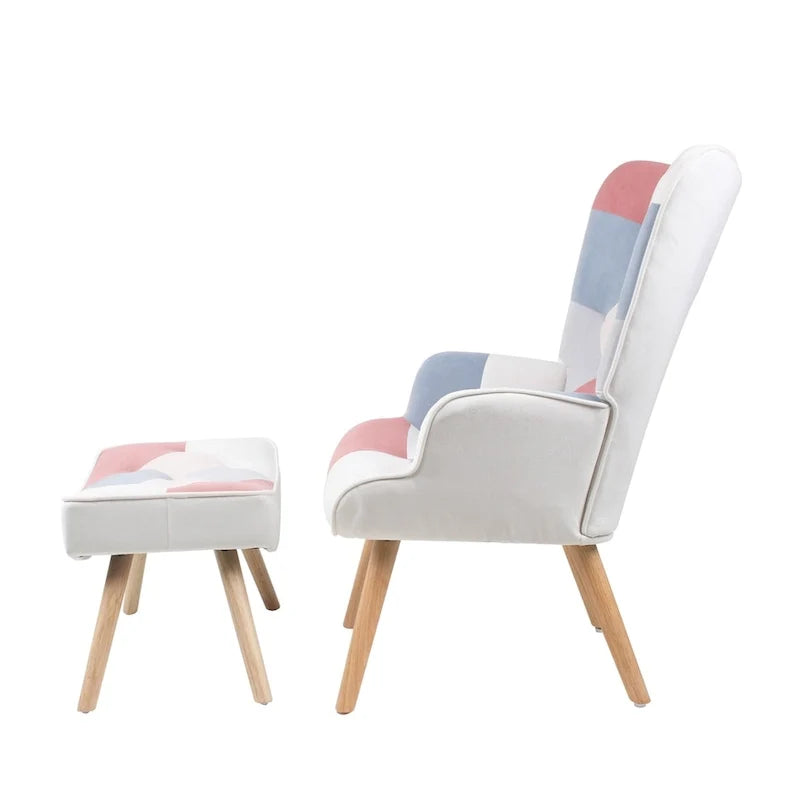 Akzentstuhl mit Hocker, Sitzgruppe aus Wohnzimmersessel und Hocker, bequemer Sessel mit Armlehnen für das Schlafzimmer, kreative Stoffoberfläche mit Patchwork-Design