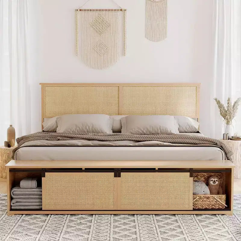 Struttura letto boho rustica in rattan naturale, contenitore con porta scorrevole in stile fienile e testiera con luce LED, gambe di supporto in legno massello.