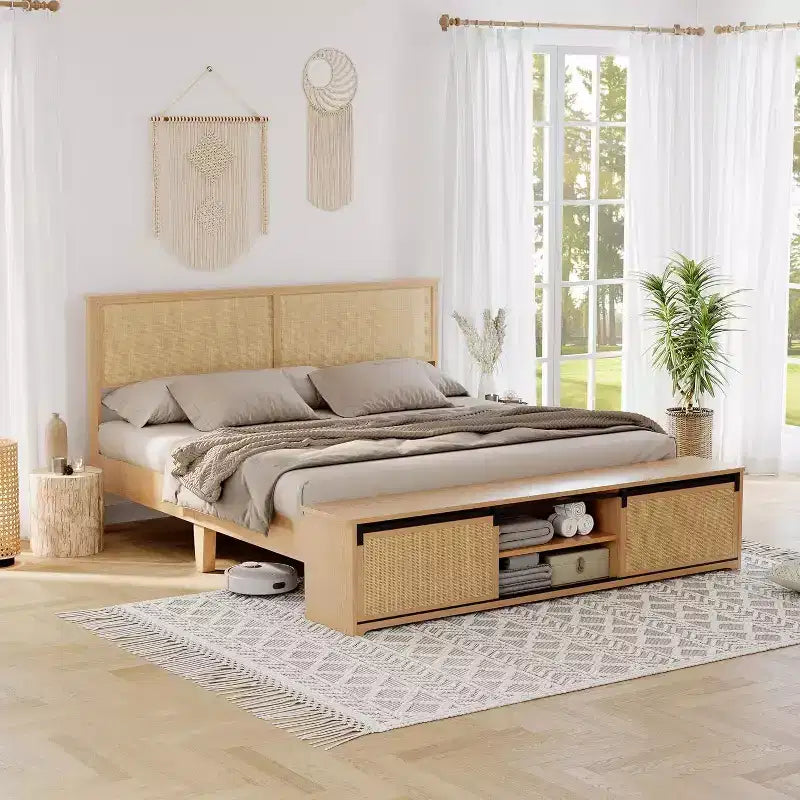 Struttura letto boho rustica in rattan naturale, contenitore con porta scorrevole in stile fienile e testiera con luce LED, gambe di supporto in legno massello.
