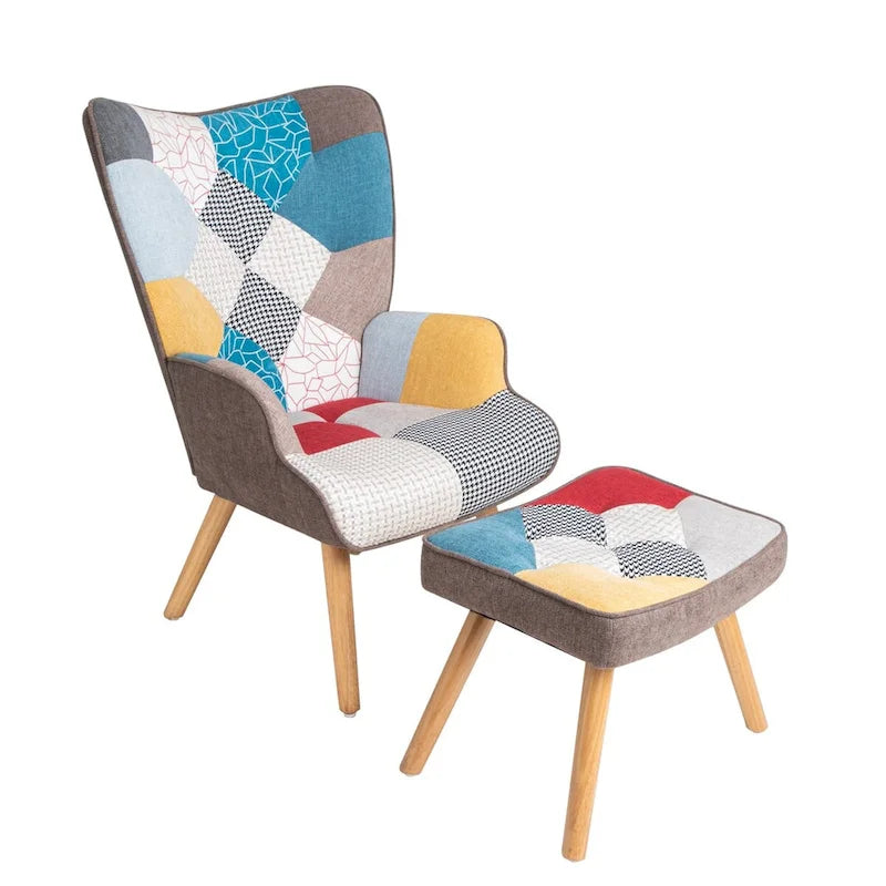 Akzentstuhl mit Hocker, Sitzgruppe aus Wohnzimmersessel und Hocker, bequemer Sessel mit Armlehnen für das Schlafzimmer, kreative Stoffoberfläche mit Patchwork-Design