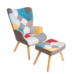 Akzentstuhl mit Hocker, Sitzgruppe aus Wohnzimmersessel und Hocker, bequemer Sessel mit Armlehnen für das Schlafzimmer, kreative Stoffoberfläche mit Patchwork-Design