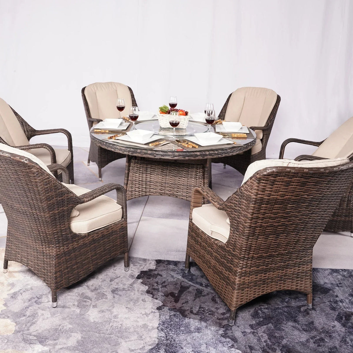 Set da pranzo rotondo da esterno in rattan intrecciato da 7 pezzi con cuscini di Moda Furnishings