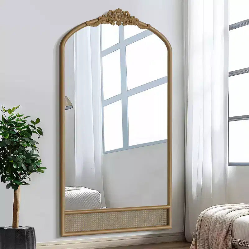 37 in. W x 71 in. H Klassischer Wandspiegel mit geschnitztem Bogen, Holzrahmen und Rattan-Unterseite in Braun