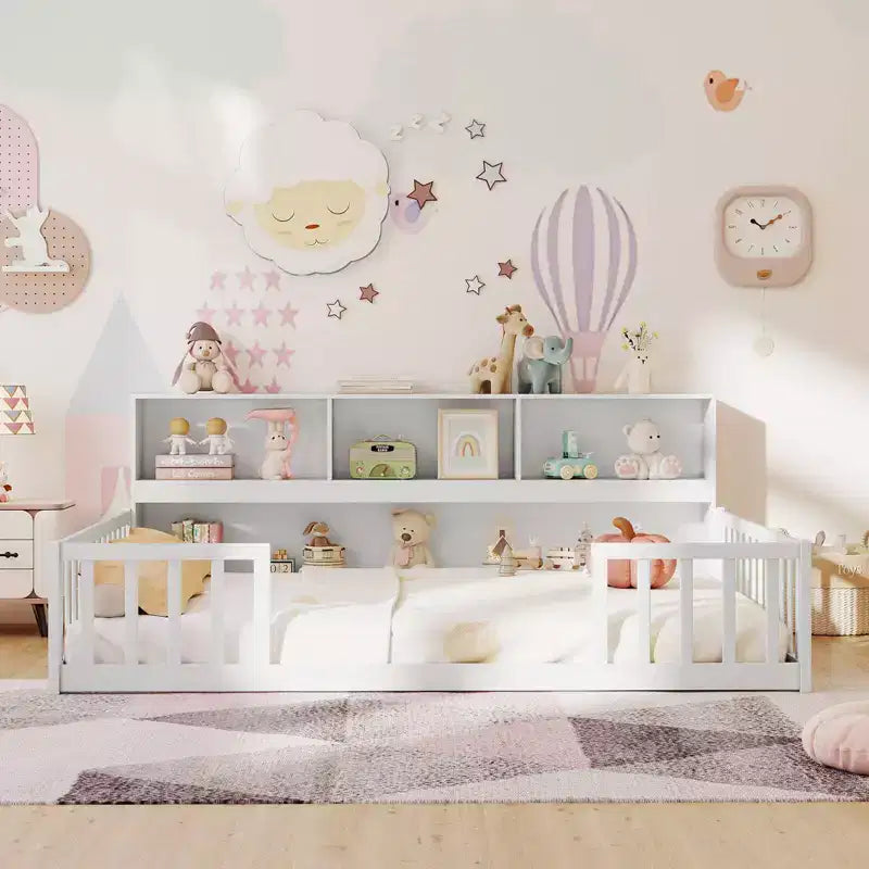 Montessori-Bodenbett in Twin-/Full-Größe mit Bücherregal, Stauraumfächern und Sicherheitsgittern, Weiß/Grau