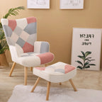 Akzentstuhl mit Hocker, Sitzgruppe aus Wohnzimmersessel und Hocker, bequemer Sessel mit Armlehnen für das Schlafzimmer, kreative Stoffoberfläche mit Patchwork-Design